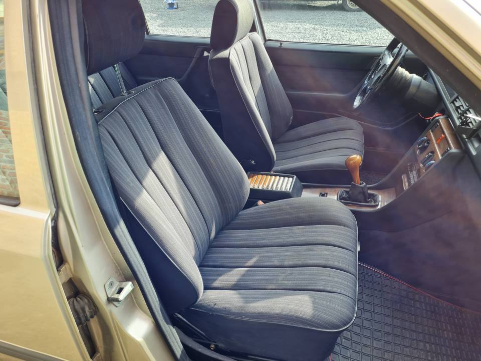 Bild 13/21 von Mercedes-Benz 300 E (1986)