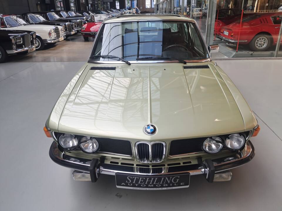 Immagine 4/39 di BMW 3,3 Li (1977)