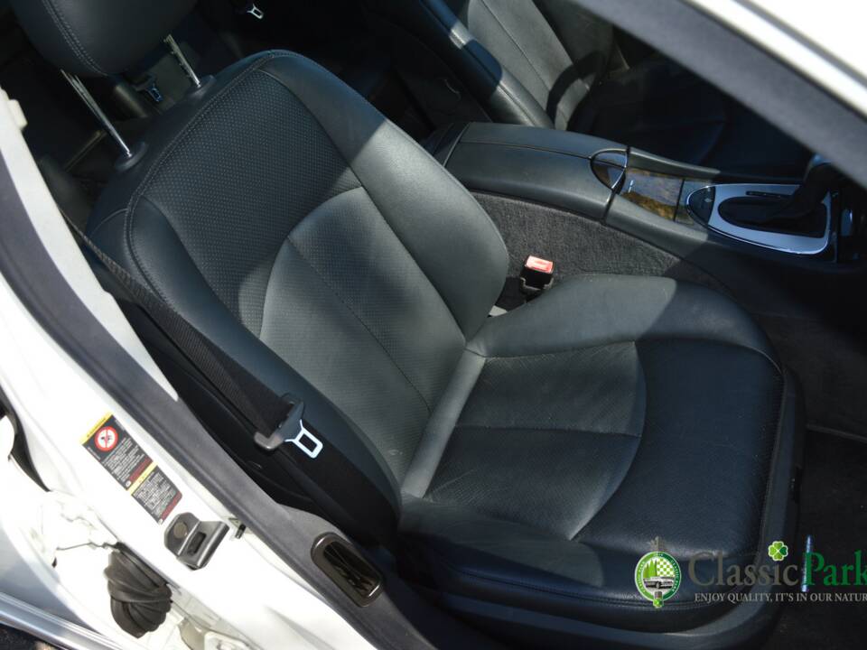 Image 25/50 of Mercedes-Benz E 500 T (2004)