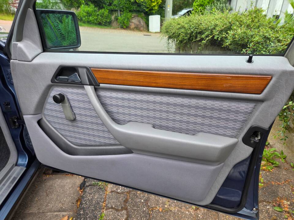 Afbeelding 42/54 van Mercedes-Benz 200 E (1992)