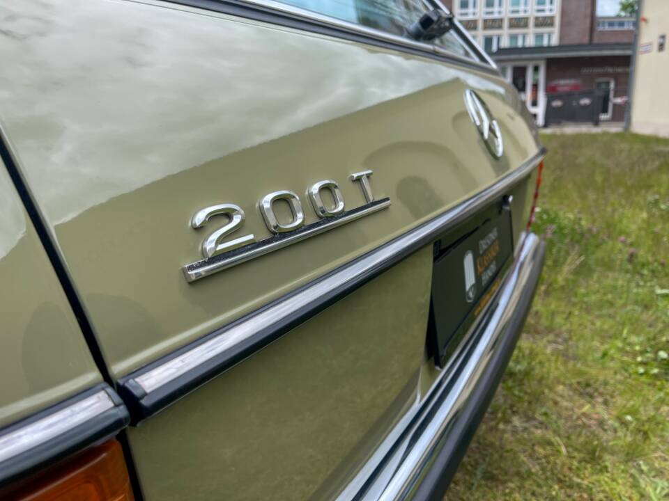 Image 14/34 of Mercedes-Benz 200 T (1983)
