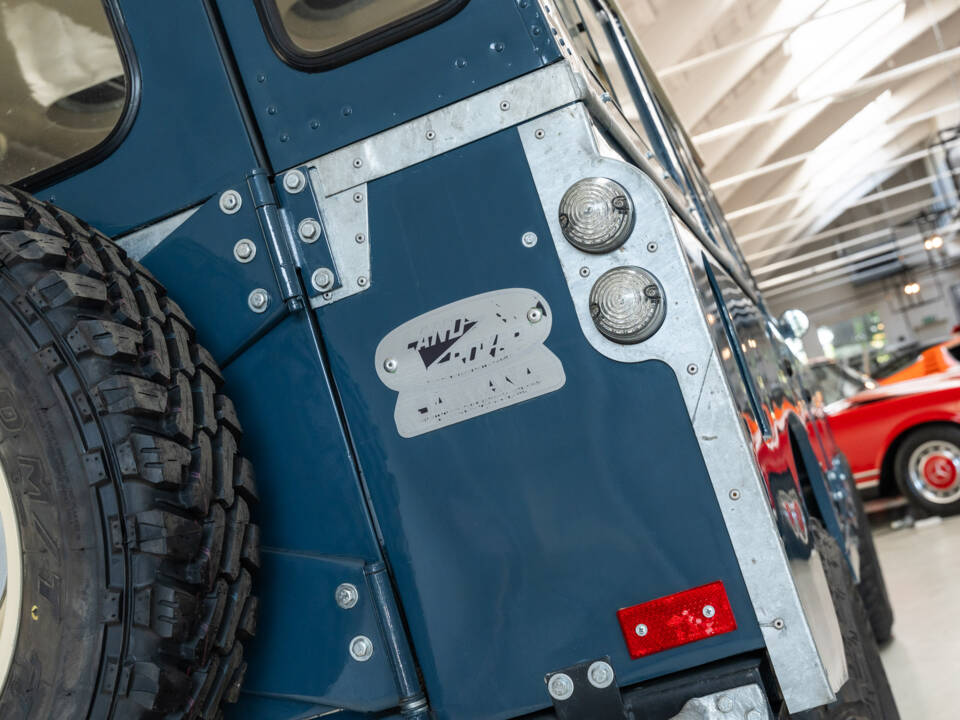 Image 29/31 of Land Rover 109 (1980)