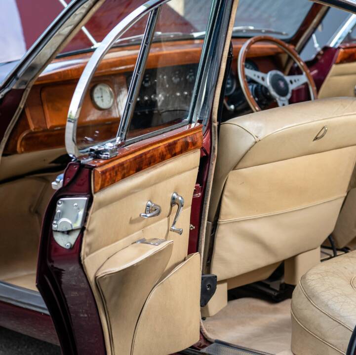 Image 43/49 of Jaguar Mk II 3.4 (1967)