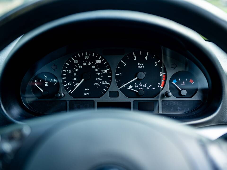 Image 37/38 of BMW 325i (2002)