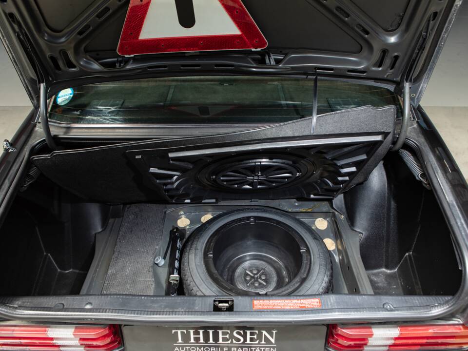 Image 21/23 de Mercedes-Benz 190 E 2.5-16 (1989)