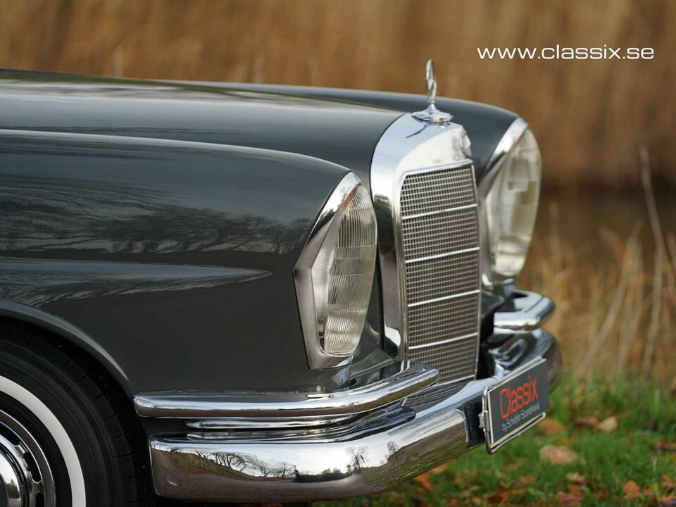 Image 14/24 of Mercedes-Benz 220 S b (1965)