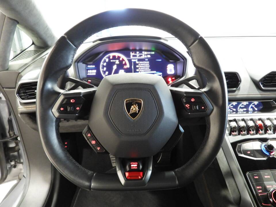 Image 7/15 of Lamborghini Huracán LP 610-4 (2014)