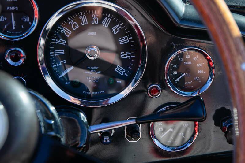 Image 13/38 of Aston Martin DB 6 Mk II Volante (1970)