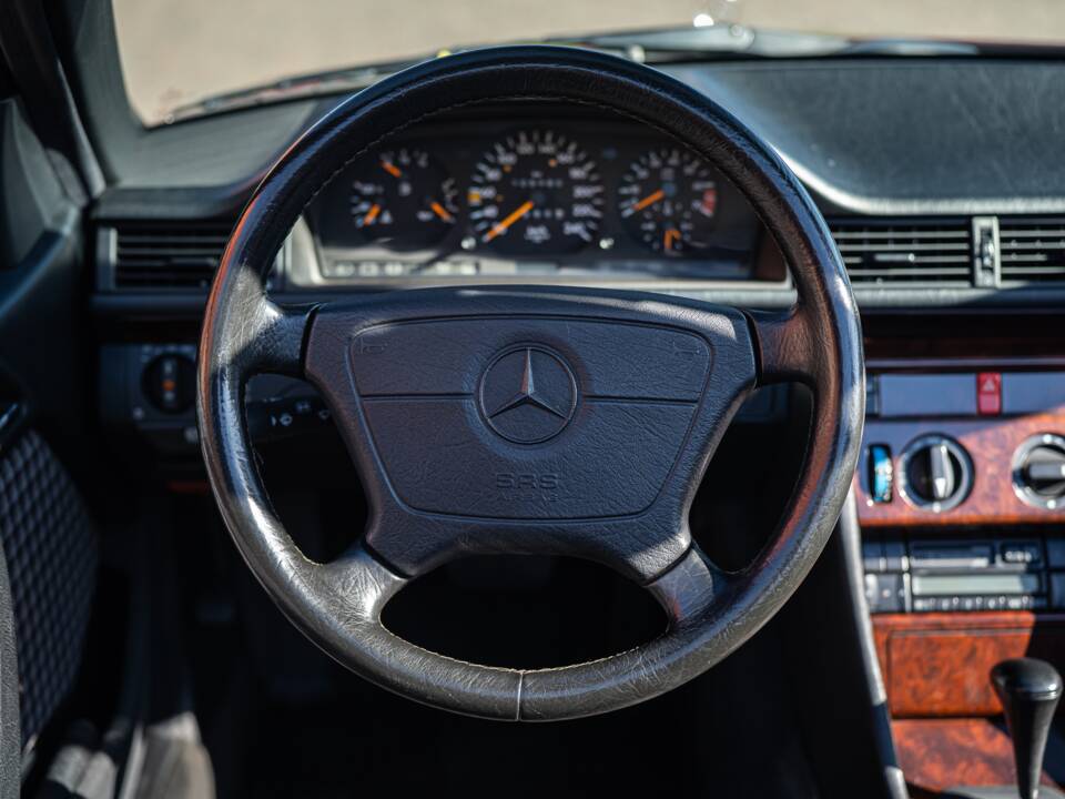 Bild 30/42 von Mercedes-Benz E 200 (1997)
