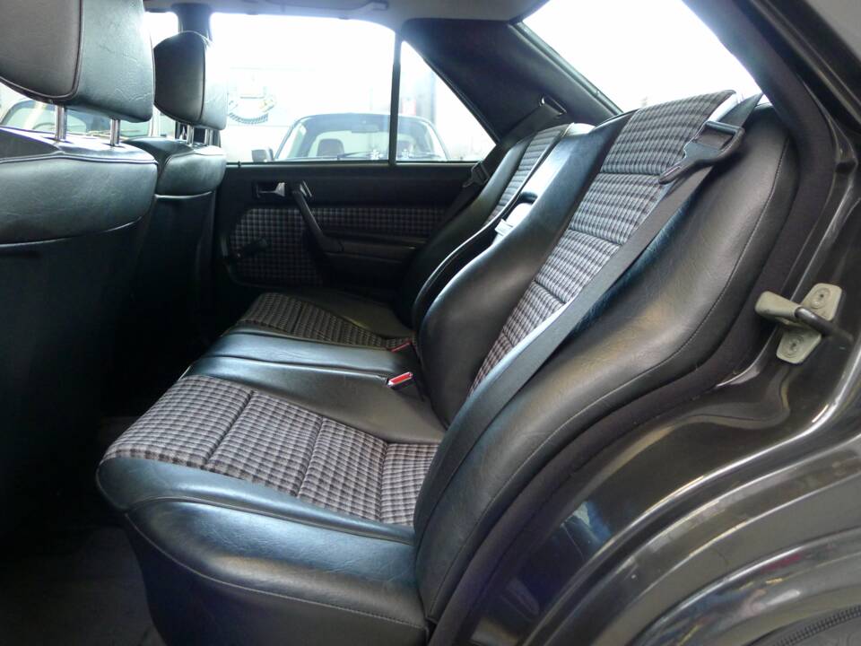 Image 39/49 of Mercedes-Benz 190 E 2.3-16 (1984)
