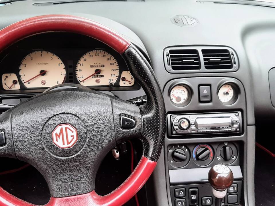 Immagine 23/50 di MG F 1.8i VVC 75 LE "75th Anniversary" (1999)