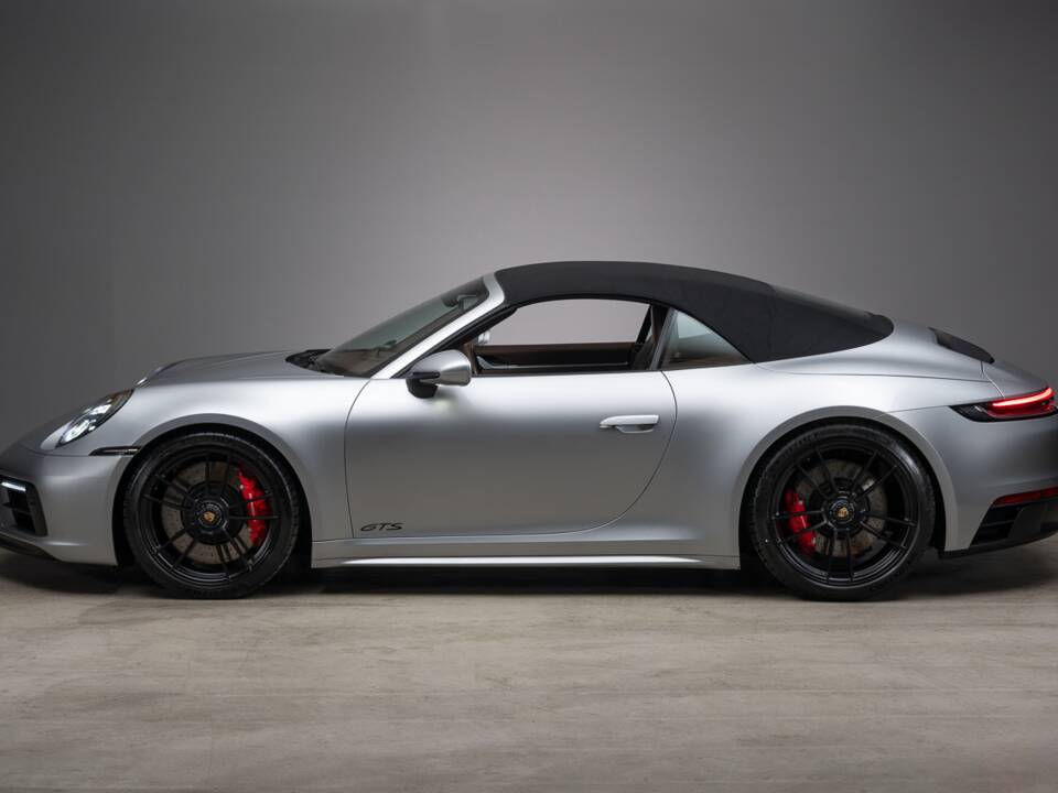 Image 6/31 de Porsche 911 Carrera 4 GTS (2024)