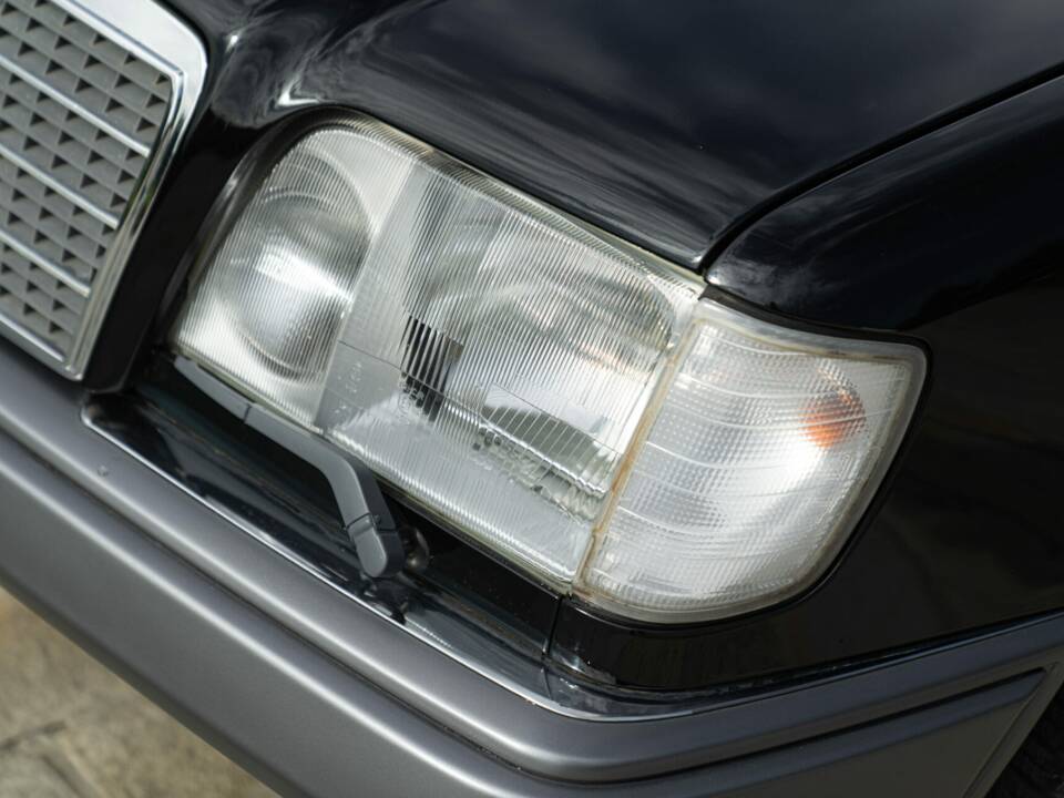 Obraz 23/48 pojazdu Mercedes-Benz 200 CE (1990)