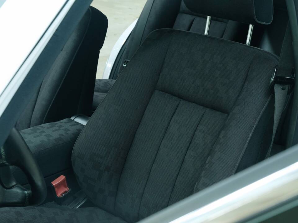 Bild 35/50 von Mercedes-Benz 300 SE (1992)