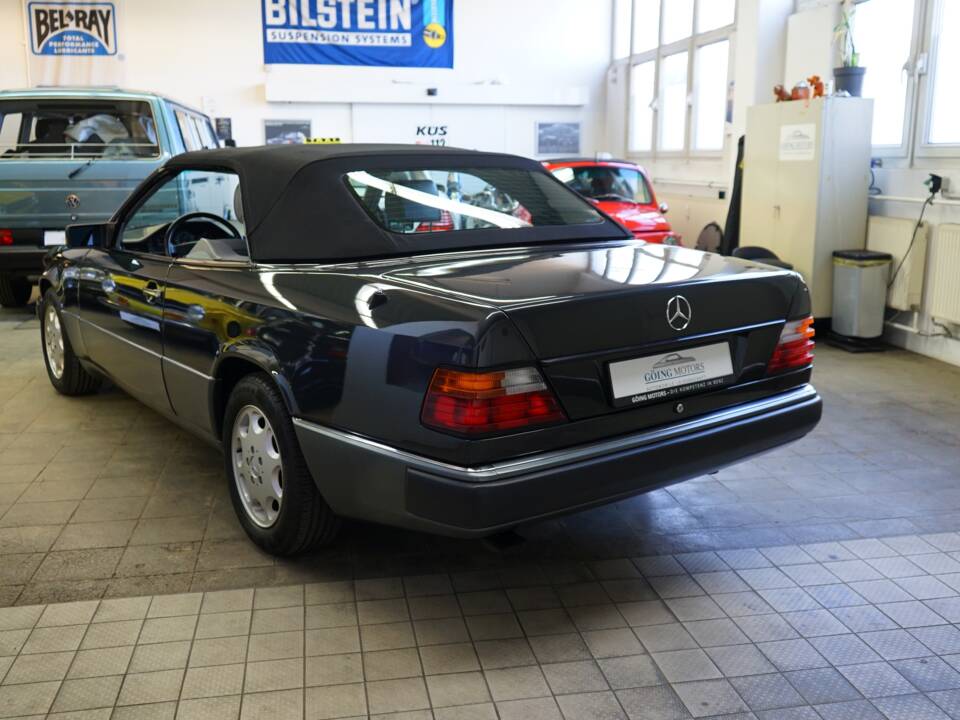 Image 12/42 de Mercedes-Benz 300 CE-24 (1993)