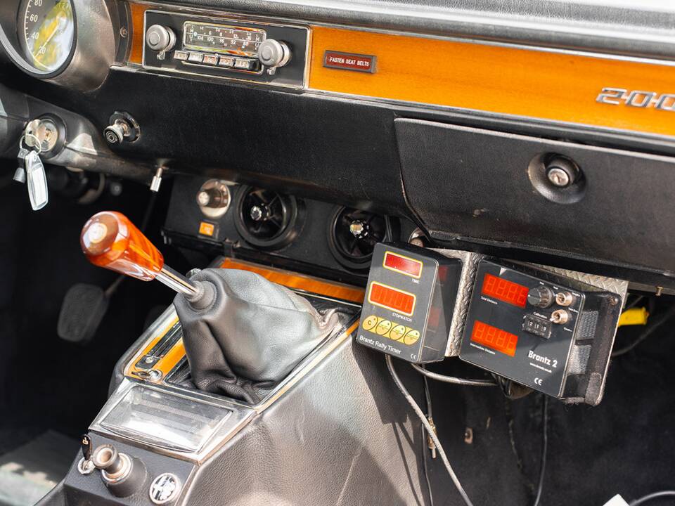 Image 37/53 of Alfa Romeo 2000 GT Veloce (1975)