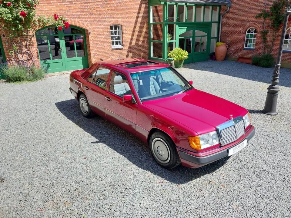 Image 7/15 of Mercedes-Benz 230 E (1990)