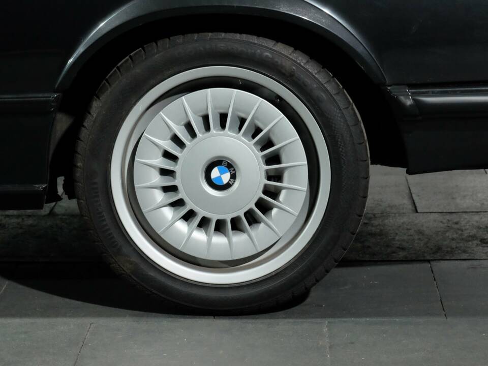 Image 22/35 of BMW M 635 CSi (1984)