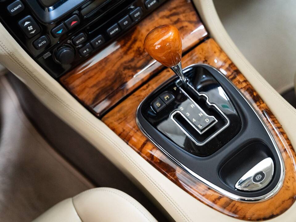 Bild 18/32 von Jaguar XJ 8 3.5 (2005)