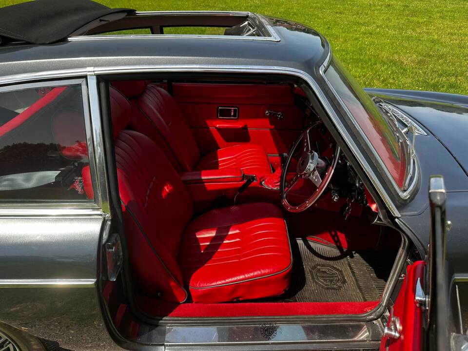 Image 16/38 of MG MGB GT V8 (1974)