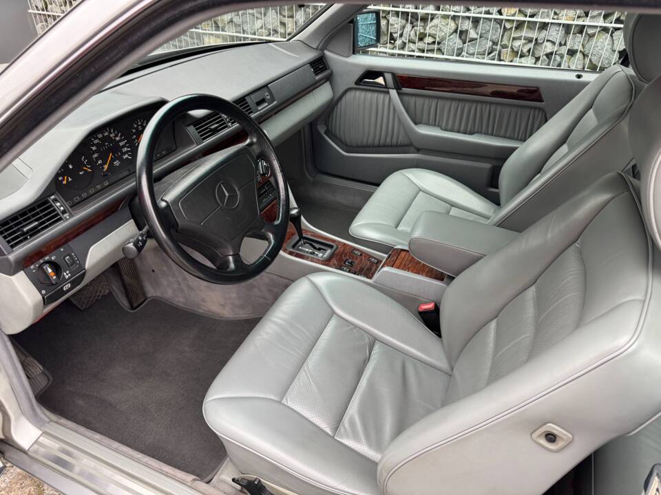 Imagen 2/100 de Mercedes-Benz 300 CE (1992)