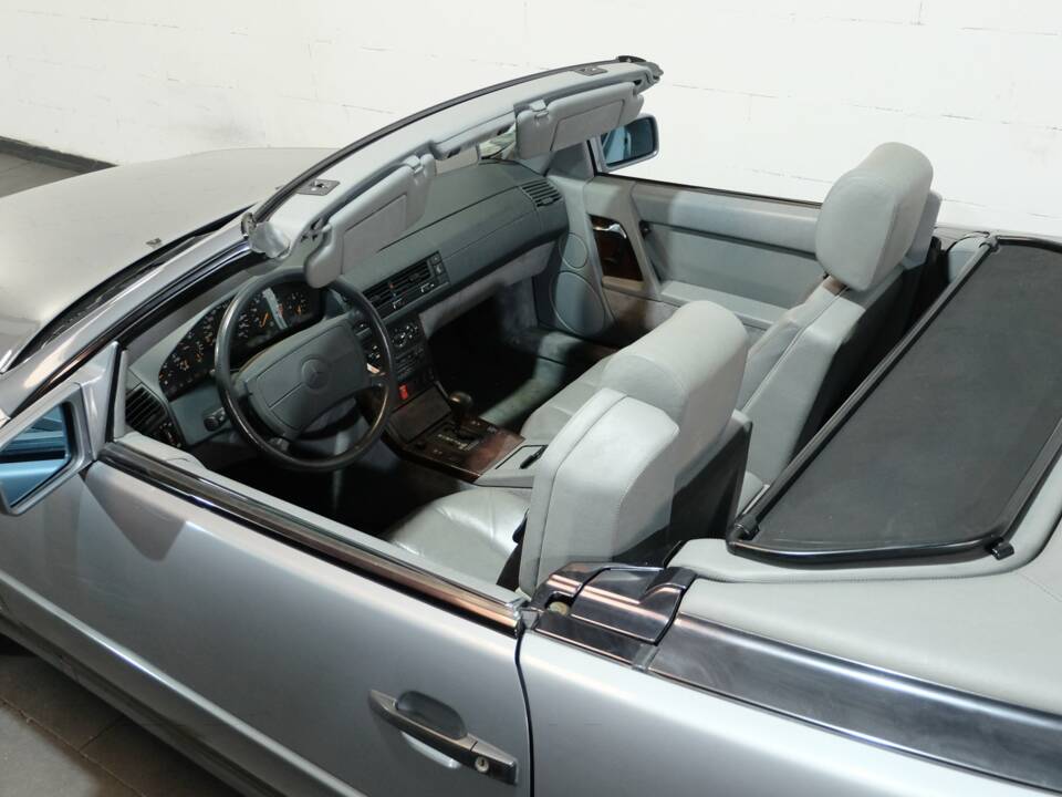 Image 25/34 of Mercedes-Benz 500 SL (1991)