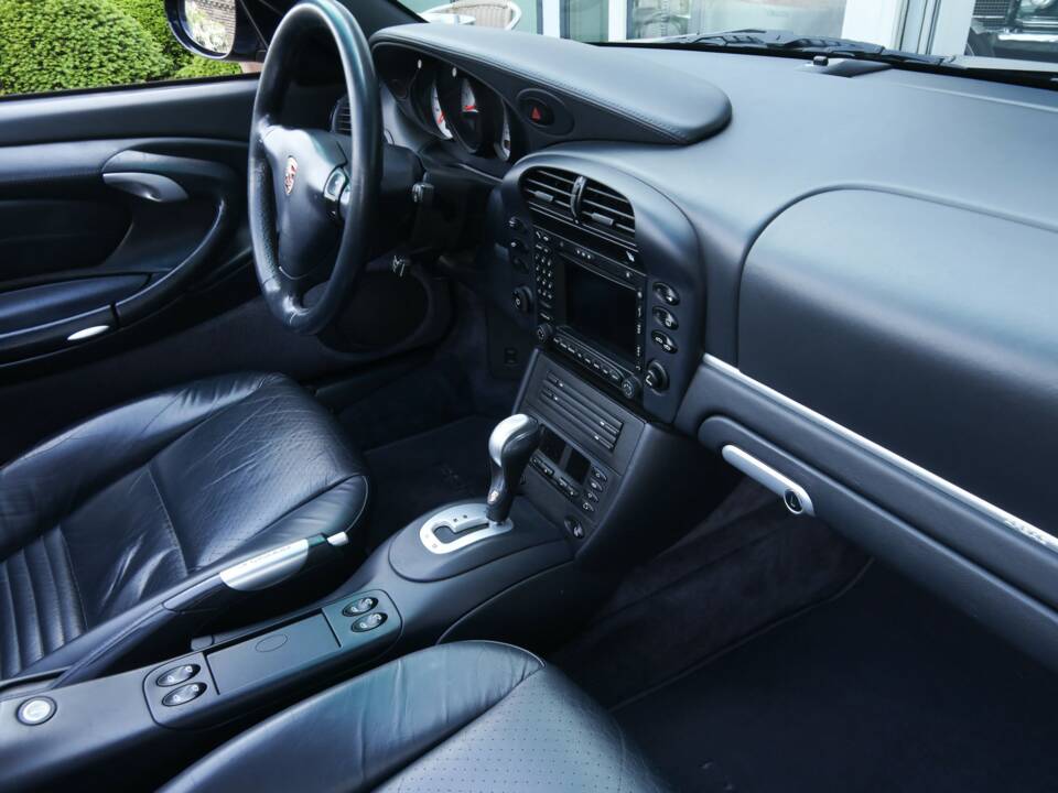 Image 22/50 of Porsche 911 Carrera 4S (2004)