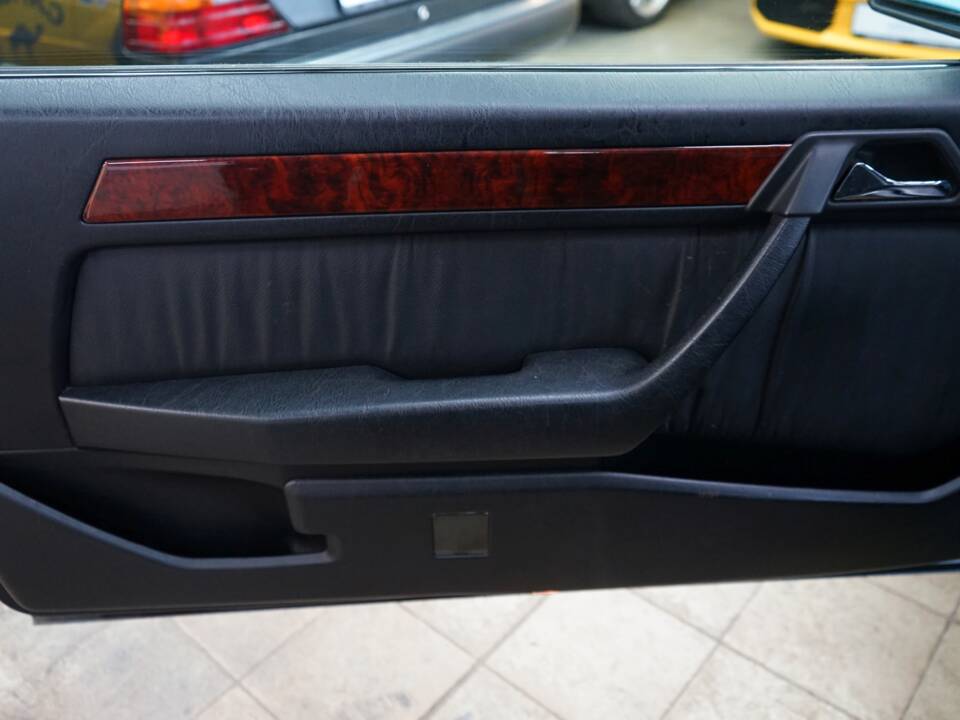 Bild 23/35 von Mercedes-Benz E 320 (1993)