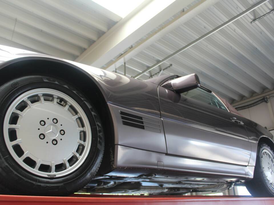 Image 7/50 of Mercedes-Benz 500 SL (1990)