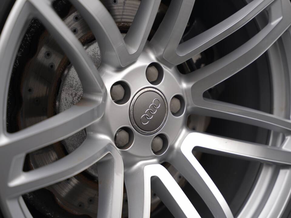 Immagine 42/50 di Audi RS6 Avant (2015)