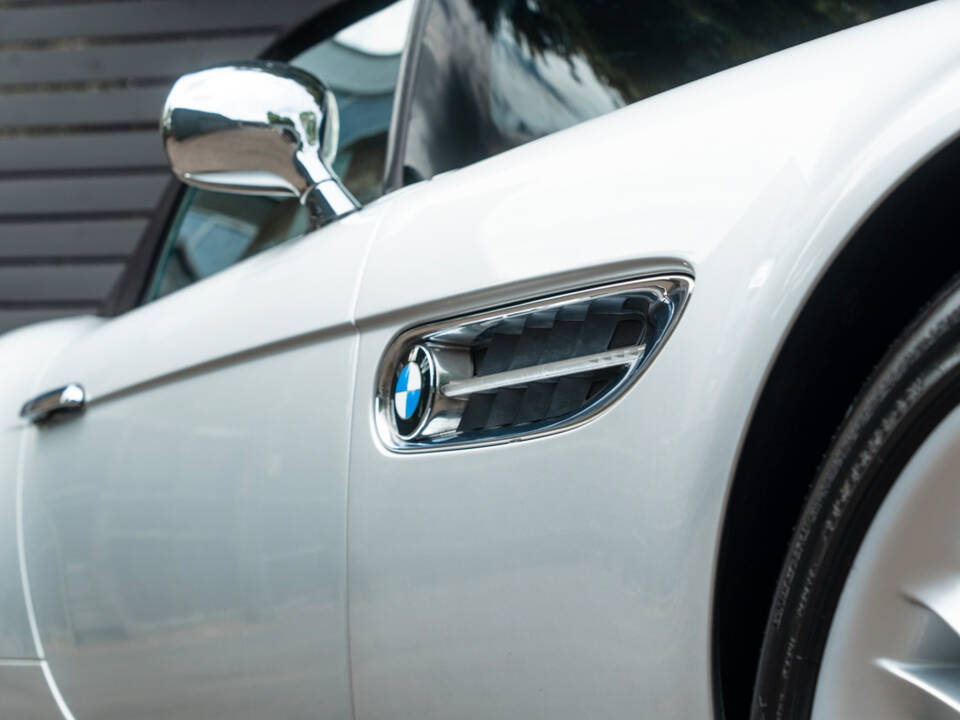 Image 44/53 of BMW Z8 (2001)