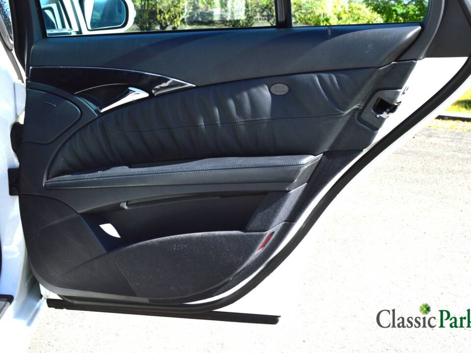 Image 25/50 of Mercedes-Benz E 500 T (2004)