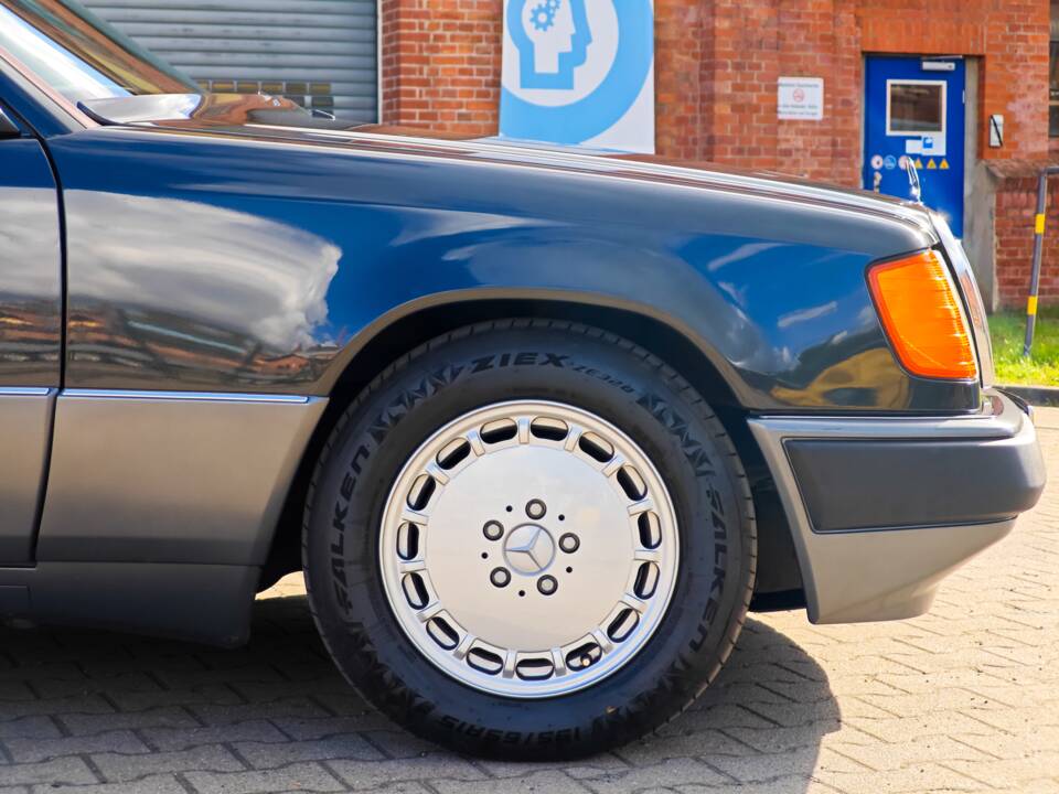 Bild 16/26 von Mercedes-Benz 300 E (1991)