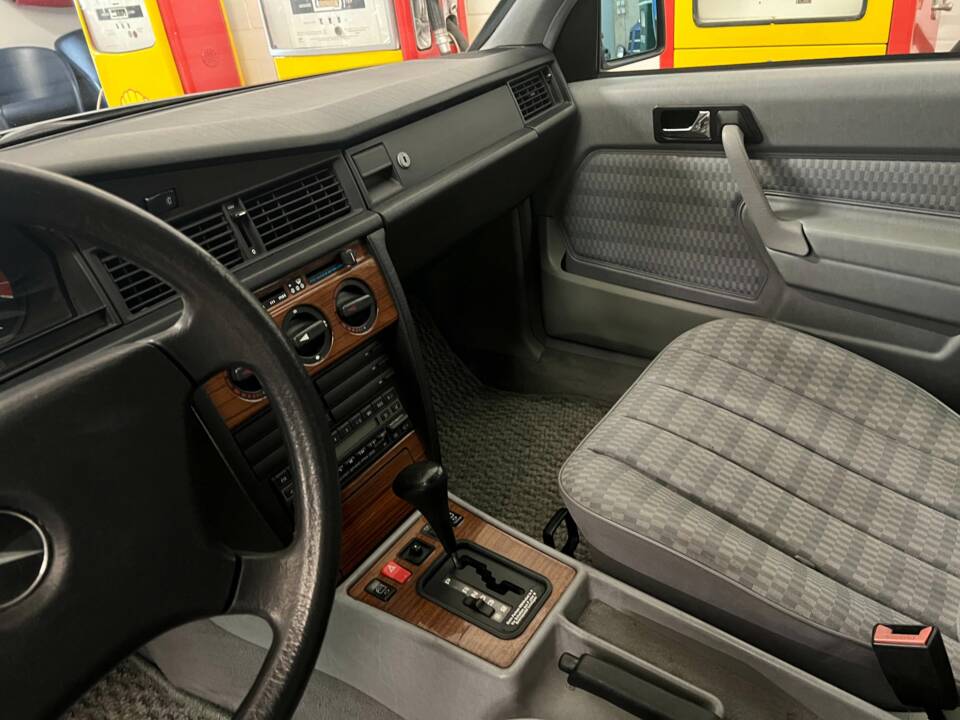 Image 11/22 of Mercedes-Benz 190 E 2.3 (1992)