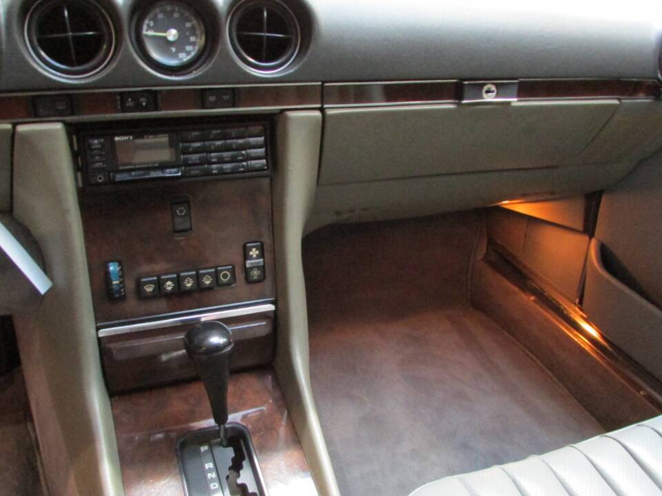 Afbeelding 11/17 van Mercedes-Benz 560 SL (1987)