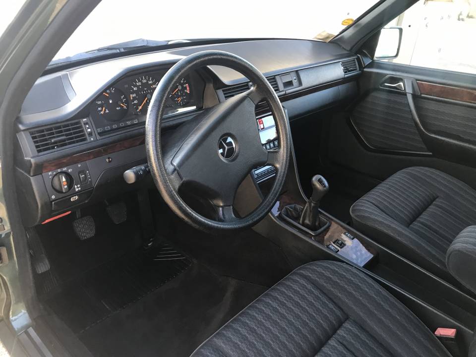 Image 5/13 of Mercedes-Benz 200 E (1992)