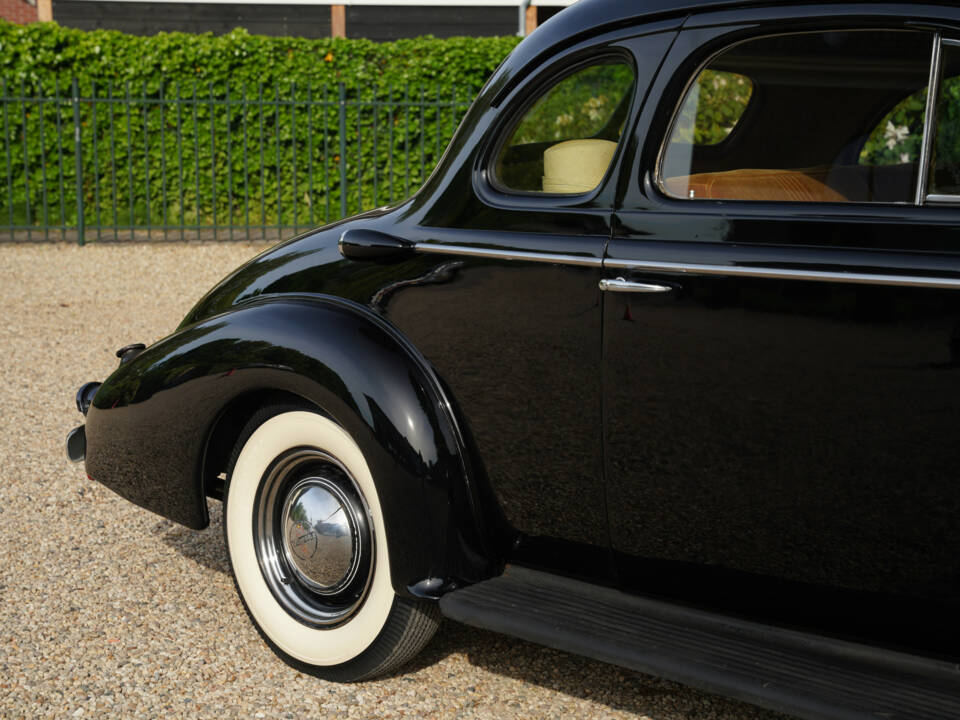 Image 27/50 of Oldsmobile F-Series Business Coupe (1938)