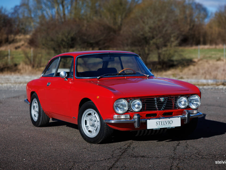 Image 6/43 of Alfa Romeo 2000 GT Veloce (1972)
