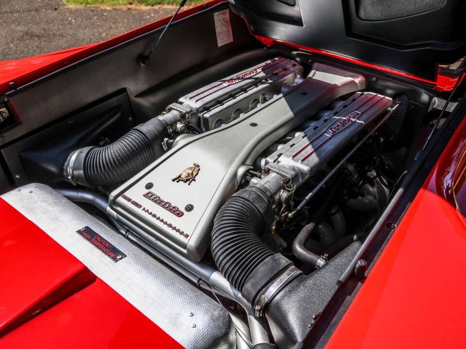 Image 21/26 of Lamborghini Diablo VT (1994)