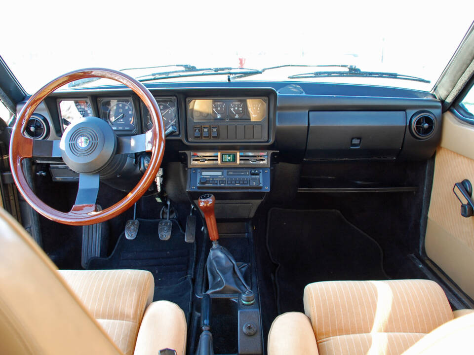 Image 3/49 of Alfa Romeo GTV 2.0 (1985)