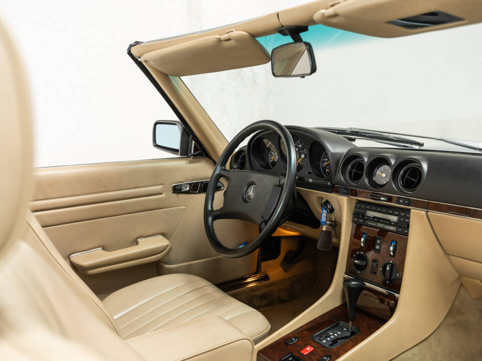 Image 13/40 of Mercedes-Benz 300 SL (1987)