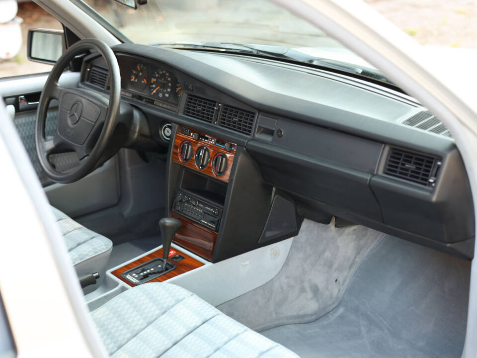 Immagine 84/100 di Mercedes-Benz 190 E 2.3 (1992)