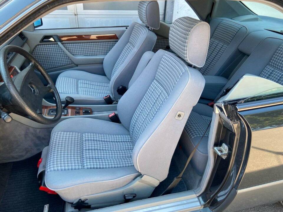 Immagine 8/18 di Mercedes-Benz 230 CE (1991)