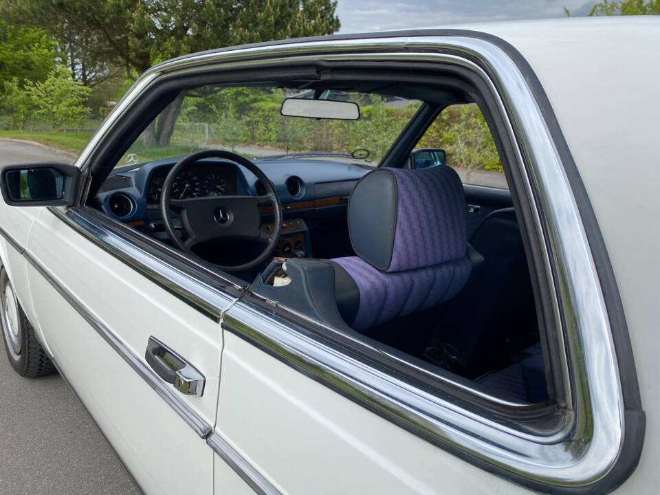 Image 15/49 of Mercedes-Benz 230 C (1980)