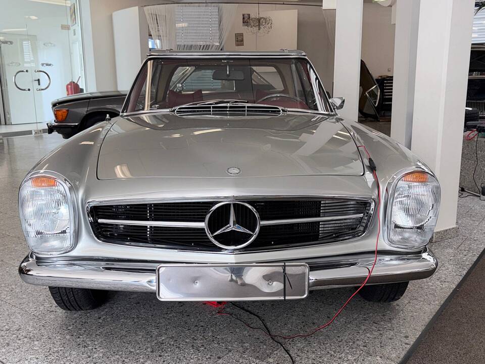 Image 2/24 of Mercedes-Benz 280 SL (1968)