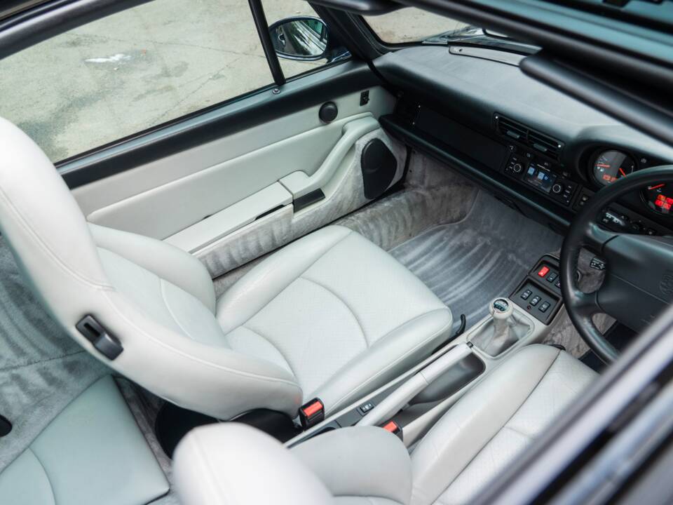 Image 24/68 of Porsche 911 Carrera (1997)