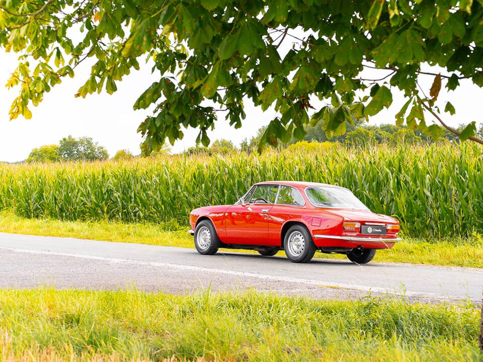 Image 5/53 of Alfa Romeo 2000 GT Veloce (1975)