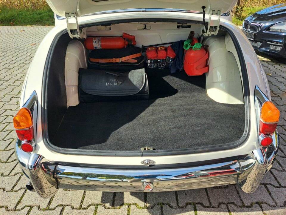 Image 7/27 of Jaguar Mk II 3.4 (1967)