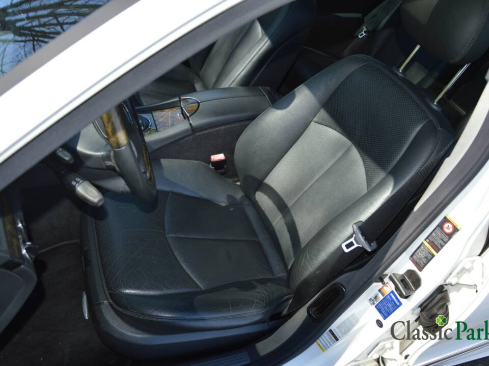 Image 23/50 of Mercedes-Benz E 500 T (2004)