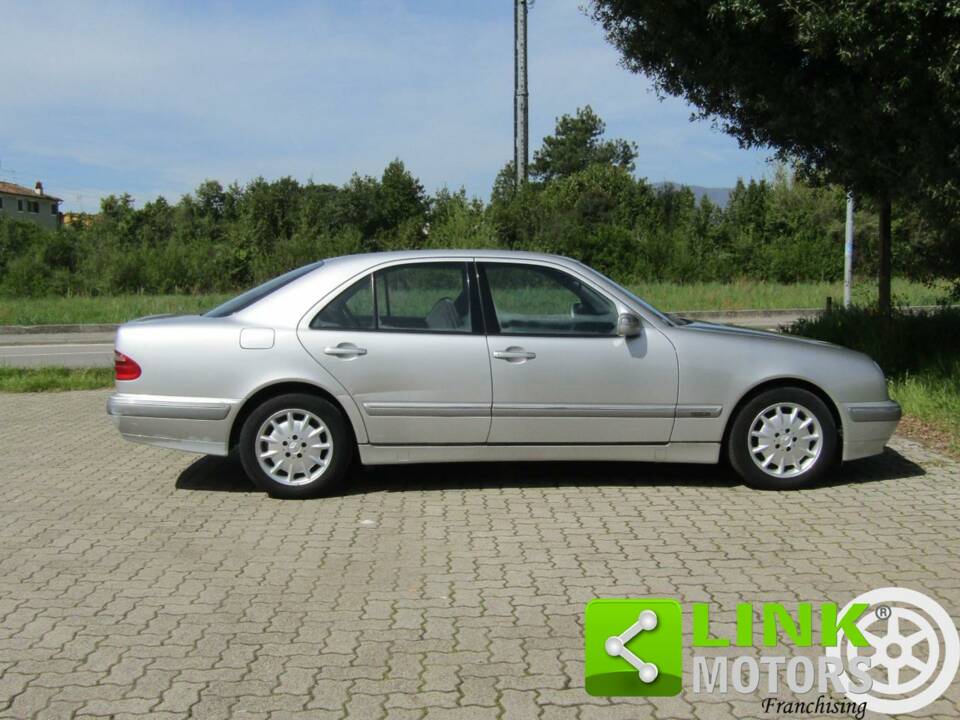 Bild 9/10 von Mercedes-Benz E 270 CDI (2000)